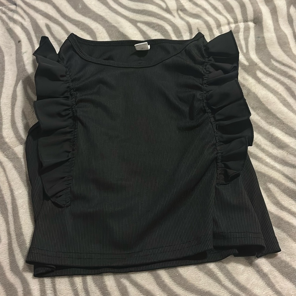 black cropped shirt